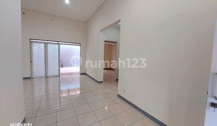 Rumah Nyaman 3+1 Kamar Tidur, Hunian Praktis di Kota Baru Parahyangan 2