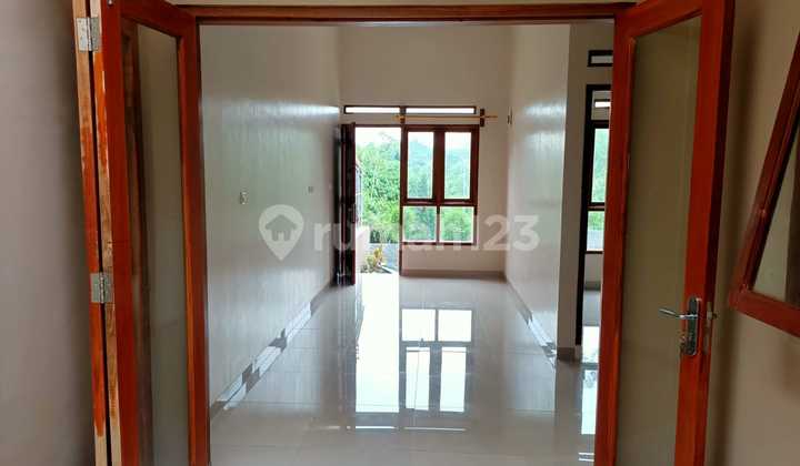 Rumah Cantiktaman Depan Belakang Lingkungan Nyaman di Puncak Sariwangi, Bandung Rumah Cantiktaman Depan Belakang Lingkungan Nyaman di Puncak Sariwangi, Bandung