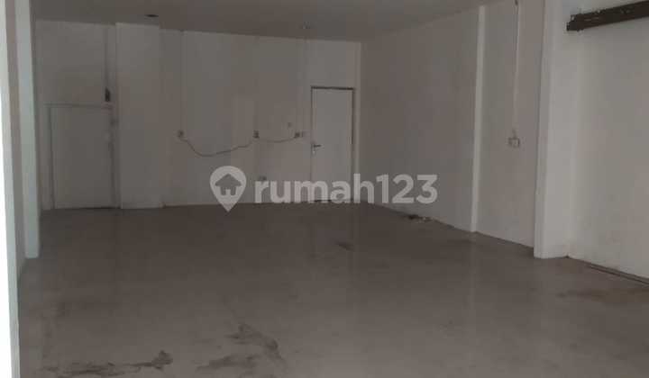 Ready-to-Use Shophouse with Easy and Wide Access, Ideal for Business in Sarijadi, Bandung 2