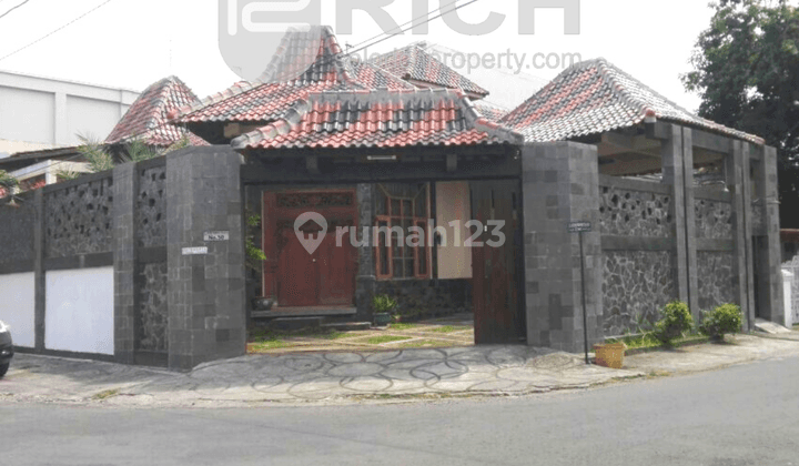 Rumah Modern Klasik 100 Meter dari Jalan Slamet Riyadi 1