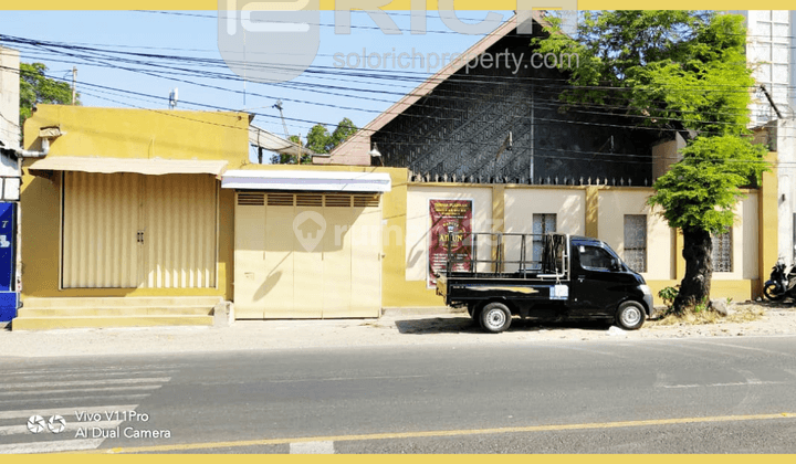 Rumah Lawas di Tepi Jalan Raya Laweyan Solo 1