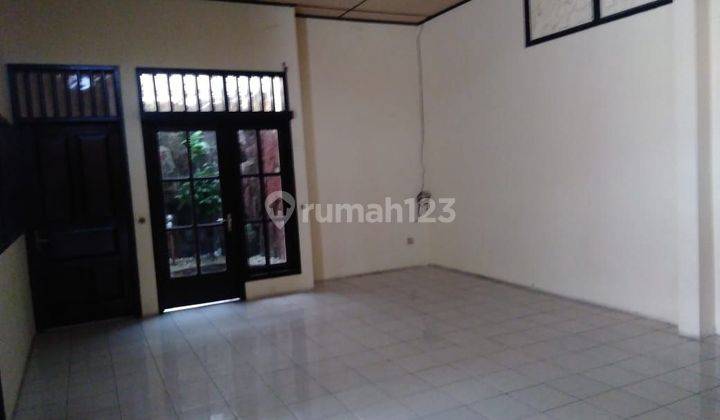 Rumah 2 Lantai Tengah Kota Solo Akses Simpangan 2 Mobil 2