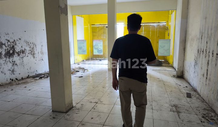 Shop House on the Side of Kanggraksan Main Road, Cirebon City 1