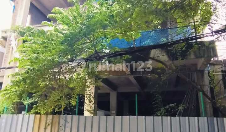 Bangunan Mangkrak 4Lnt di Perumahan Carina Sayang di Pluit 2