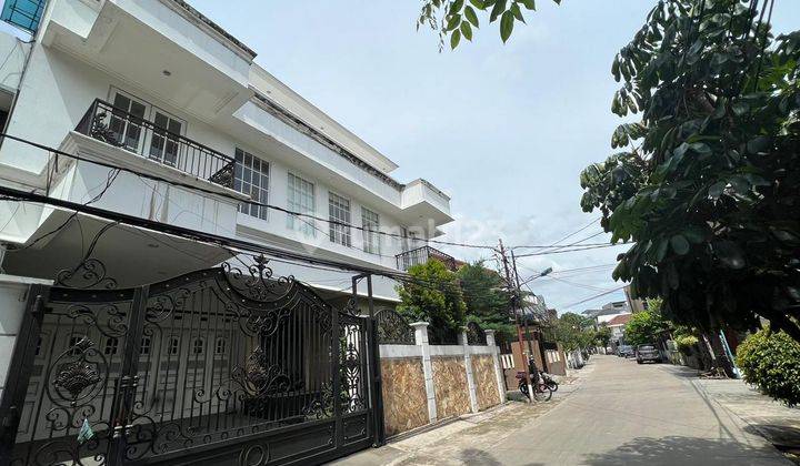 Rumah di Jl.Katalia Raya 2 Lantai SHM Bagus Sekali Unfurnished 4