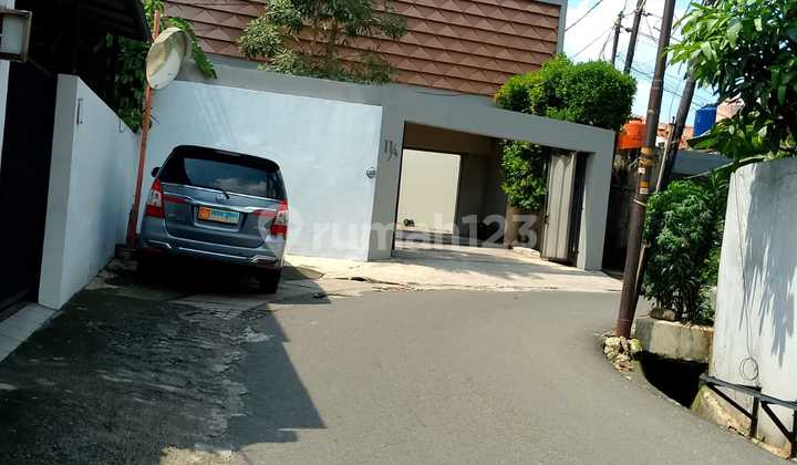 Hoek Auction House on Jl Bungur in Kebayoran Lama 2