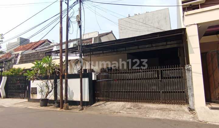 Rumah Strategis di Jalan Malabar di Setia Budi