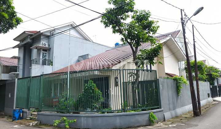 Rumah Hoek di Jl Cibulan di Kebayoran Baru