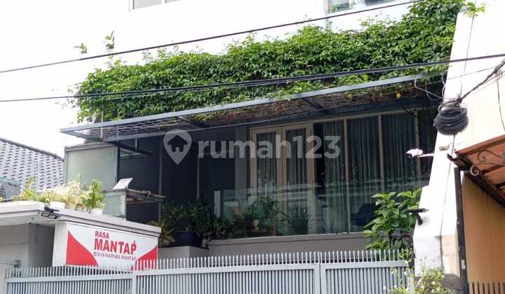 House on Kelingkit Street in Menteng Dalam, Tebet