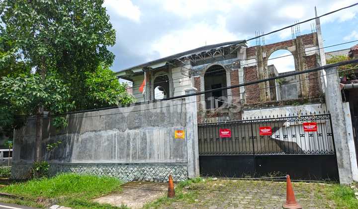 Abandoned 2-Story Corner House in Pondok Indah Housing Complex, Kartika Utama Street, South Jakarta Abandoned 2-Story Corner House in Pondok Indah Housing Complex, Kartika Utama Street, South Jakarta