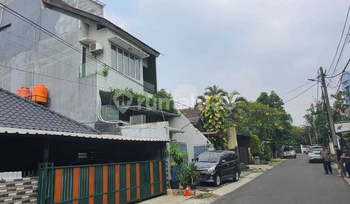 House on Kelingkit Street in Menteng Dalam, Tebet