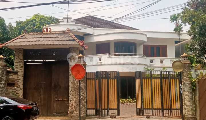 Auction House at Intan Rspp West Cilandak by the Roadside