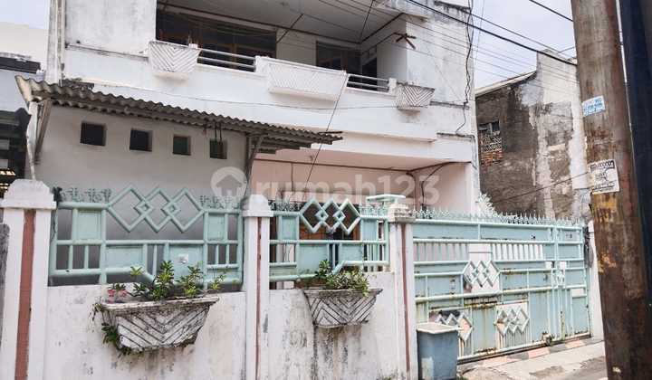 2-Story House with 223 m² Land Area on Jl Petojo Sabangan in Central Jakarta 2