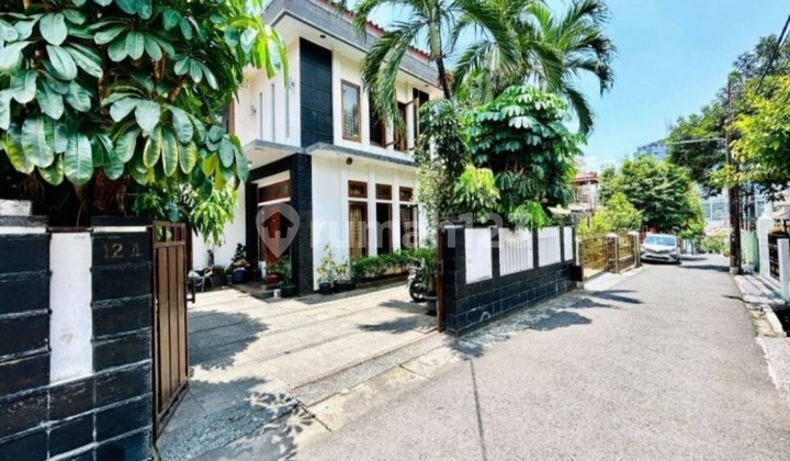 Rumah 2 Lantai + 4 Kamar Kost di Kebayoran Baru, Jakarta Selatan.