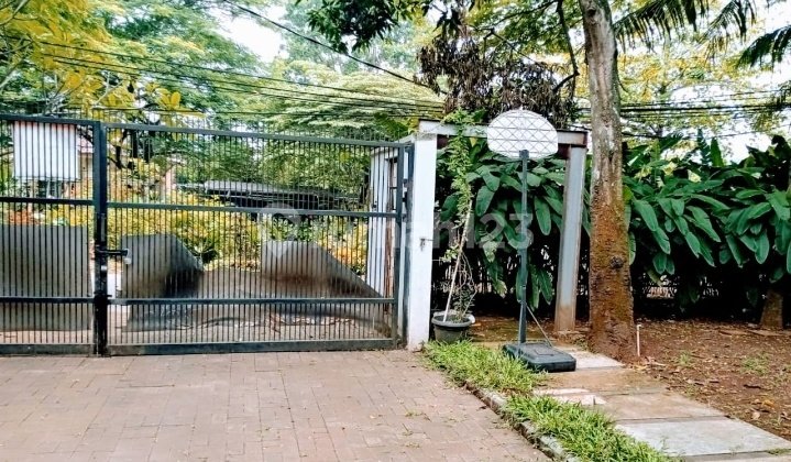 Rumah 2 Lantai, Hoek, SHM, Halaman Luas,Megapolitan Cinere Estate