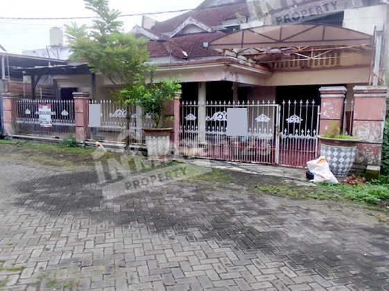 House Needs Renovation 2 Floors Arjosari Area, Wide Road Row