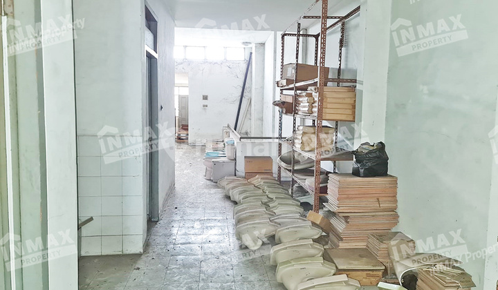 For Rent: 3-Story Shop House in Malang's Pasar Besar Business Area, Suitable for Business
