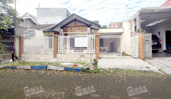 Rumah 3 Kamar di Araya, Ada Halaman Belakang Dekat Plaza Araya 1