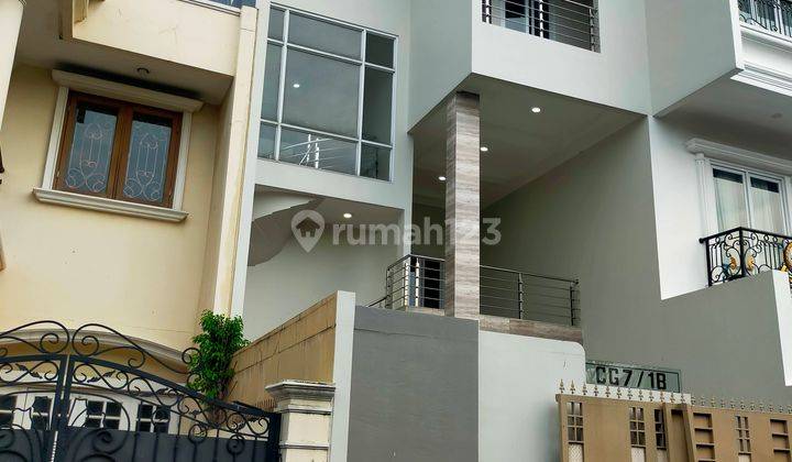  Rumah Dijual Modern 3 Lantai Semi Furnished,modernland Tangerang 1