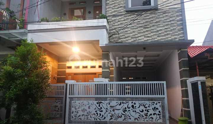 For Sale Immediately: Luxurious 3-Story Mahkota Simprug House, Ciledug Tangerang 2