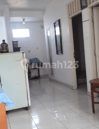 Rumah Butuh  Renovasi Semi Furnished SHM Taman Royal,Tangerang 2