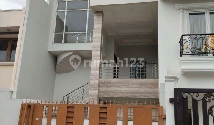 Jual Rumah Modern 3 Lantai Semi Furnished,Modernland Tangerang