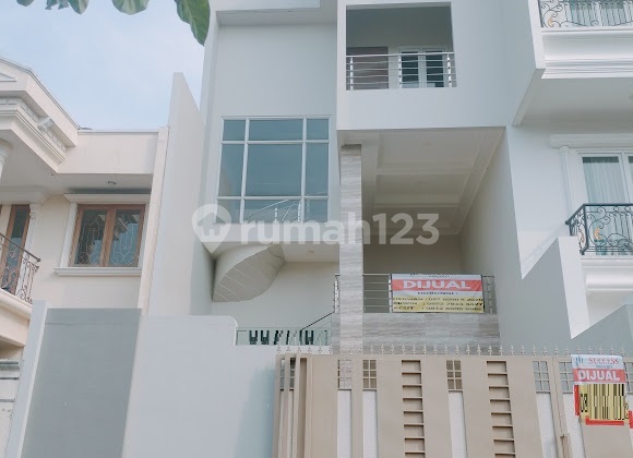 For Sale: 3-Story Modern House Semi-Furnished, Modernland Tangerang 2