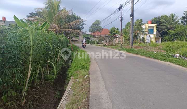 Land by the roadside in front of the housing complex, suitable for a building materials store.
