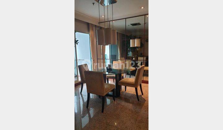 ruang makan spacious living area with comfy