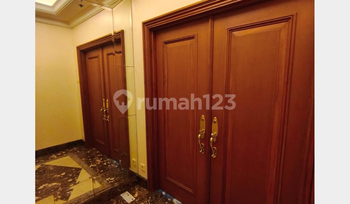 Apartemen Tema Bali Indah dengan 3 Kamar Tidur Nyaman, Pemandangan ke LRT di Four Season Residence Apartemen Tema Bali Indah dengan 3 Kamar Tidur Nyaman, Pemandangan ke LRT di Four Season Residence