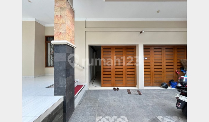 Luxury Tropical Home in Kemang with Private Pool and Beautiful Gardens 2