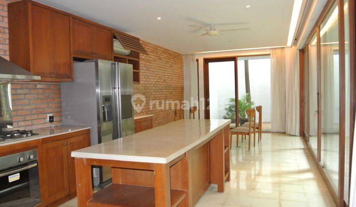 Sewa Rumah 3 Lantai Dengan Nuansa Asri, Sudah Renovasi, Furnished Di Jati Padang Area 15