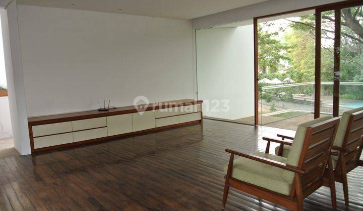 Sewa Rumah 3 Lantai Dengan Nuansa Asri, Sudah Renovasi, Furnished Di Jati Padang Area 22