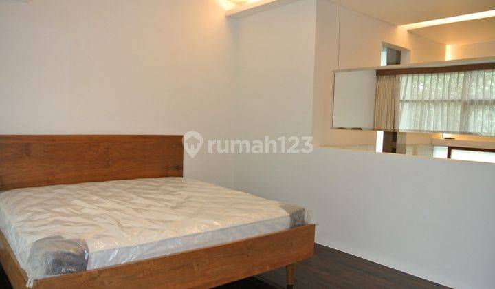 Sewa Rumah 3 Lantai Dengan Nuansa Asri, Sudah Renovasi, Furnished Di Jati Padang Area 25