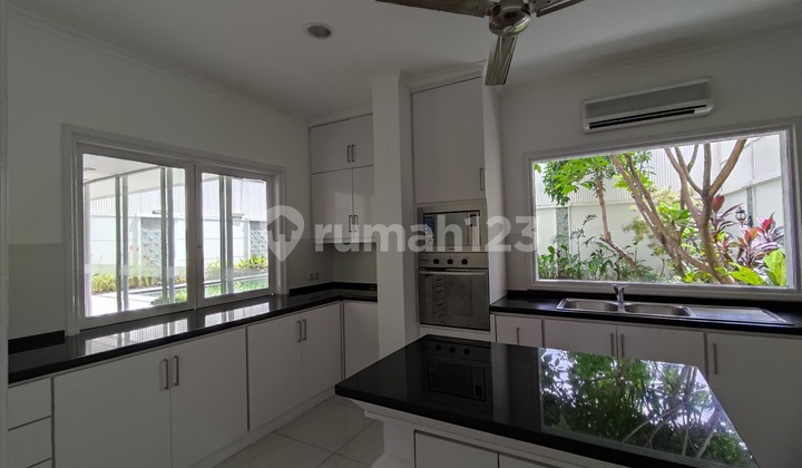 Comfortable And Nice House With 4 Bedrooms At Compound Area, Kebayoran Lama, Very Nice Pool and Garden 2
