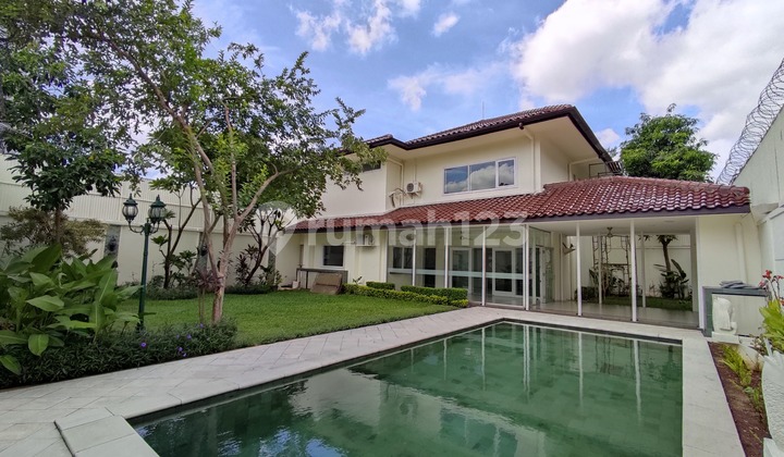 Comfortable And Nice House With 4 Bedrooms At Compound Area, Kebayoran Lama, Very Nice Pool and Garden