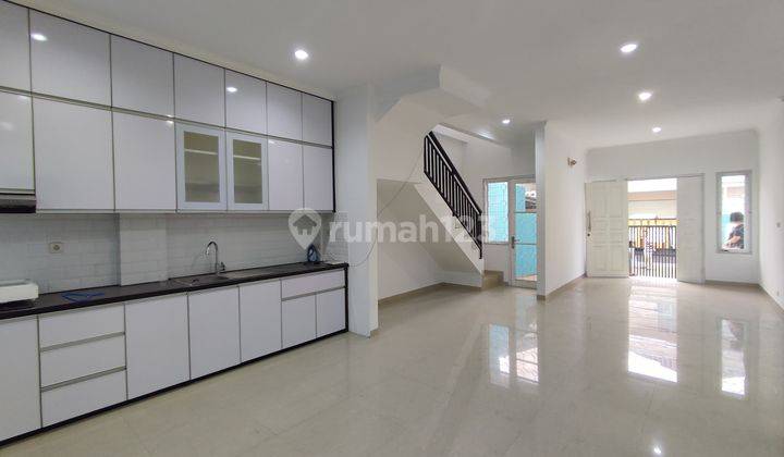 Dijual Rumah Cantik, Luas dan Minimalist dengan 4 Kamar Tidur Nyaman di Kebon Jeruk Area, Lokasi Strategis 2