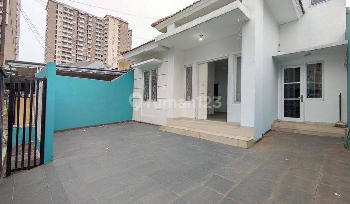 Dijual Rumah Cantik, Luas dan Minimalist dengan 4 Kamar Tidur Nyaman di Kebon Jeruk Area, Lokasi Strategis 1