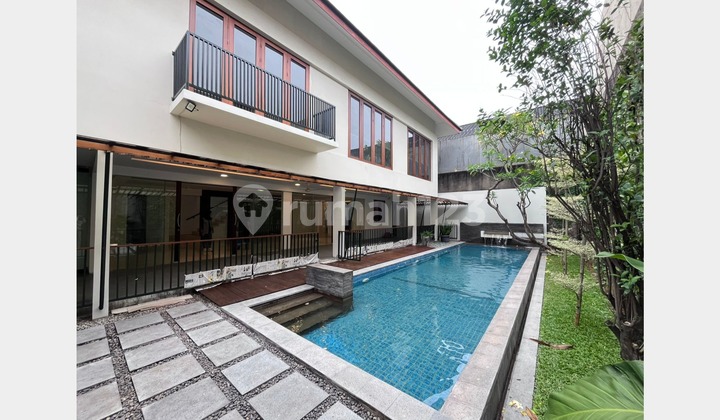 Rumah Tenang, Gaya Keluarga, Kolam Renang Luas dan Indah dengan 4 Kamar Tidur Nyaman di Kawasan Permata Hijau yang Eksklusif