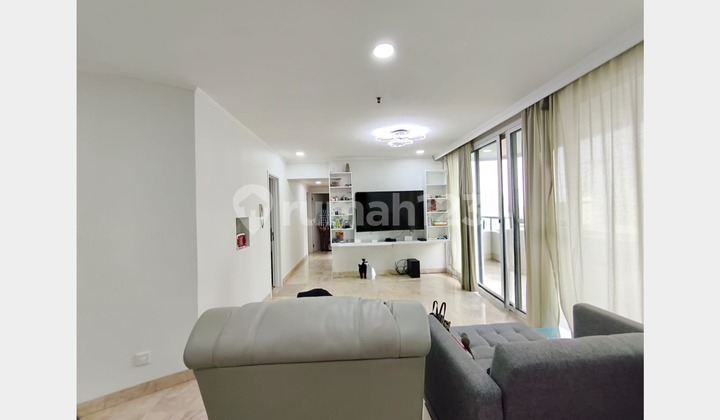 Unit Modern Terbatas dengan 3 Kamar Tidur, Lengkap Berfurnitur di Beverly Tower Condo Dekat Stasiun MRT