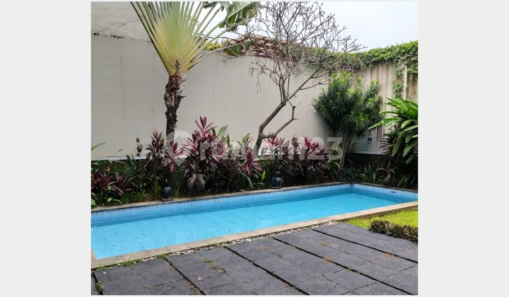 Tenang dan Menawan, Rumah dengan 5 Kamar Tidur Terawat Baik di Kawasan Primadona Pejaten Barat 2