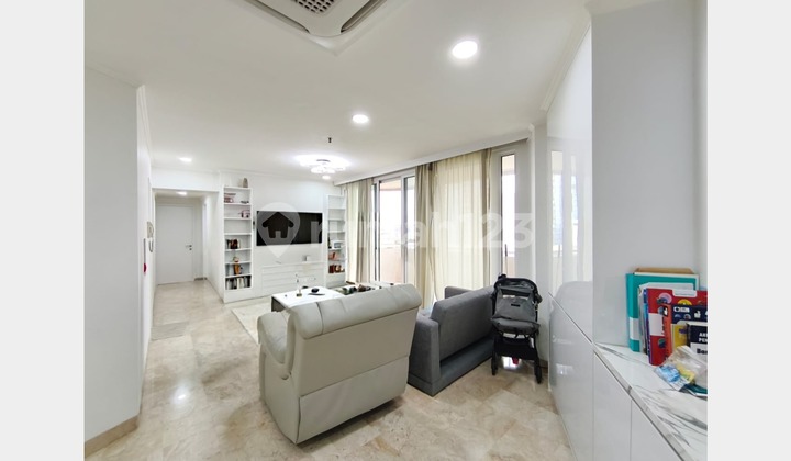 Unit Modern Terbatas dengan 3 Kamar Tidur, Lengkap Berfurnitur di Beverly Tower Condo Dekat Stasiun MRT