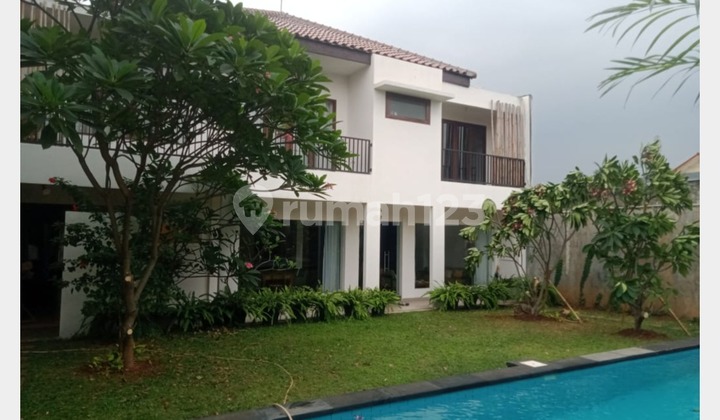 Luxurious House with Private Pool and Gazebo Near Kemang & Darmawangsa 2