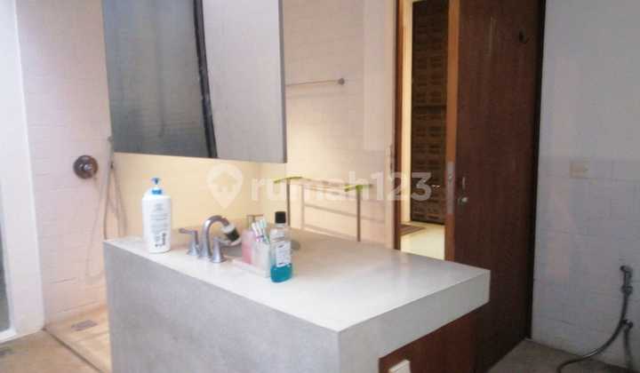 Exclusive Family Home in a Quiet Neighborhood with a Beautiful Pool View, Jatipadang, Pasar Minggu 2