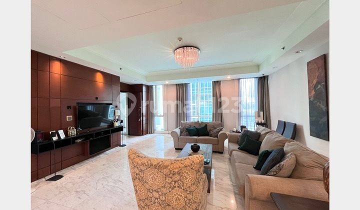 Luxury and Elegant Unit Perfect Family 3 Bedrooms at The Peak Residence in Prime Area