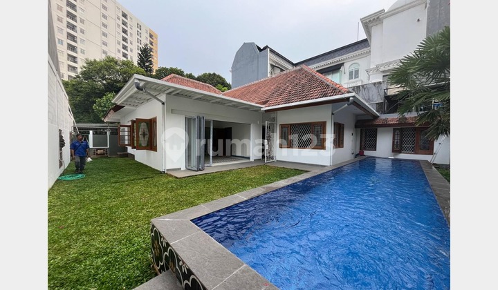 Kemewahan dan Keanggunan di Rumah 4 Kamar Tidur yang Indah dan Direnovasi di Kebayoran Baru Dekat MRT Blok A