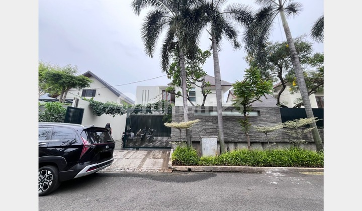 Rumah Tenang, Gaya Keluarga, Kolam Renang Luas dan Indah dengan 4 Kamar Tidur Nyaman di Kawasan Permata Hijau yang Eksklusif