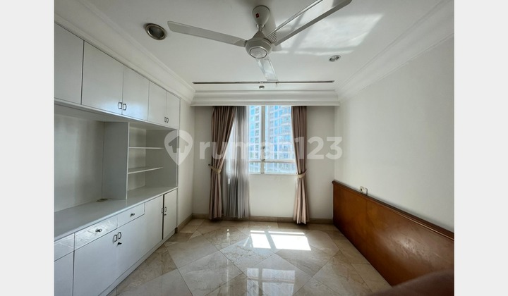Spacious Living Area with Comfortable 3 BR, Peaceful Environment & Easy Access in Simprug Terrace 2