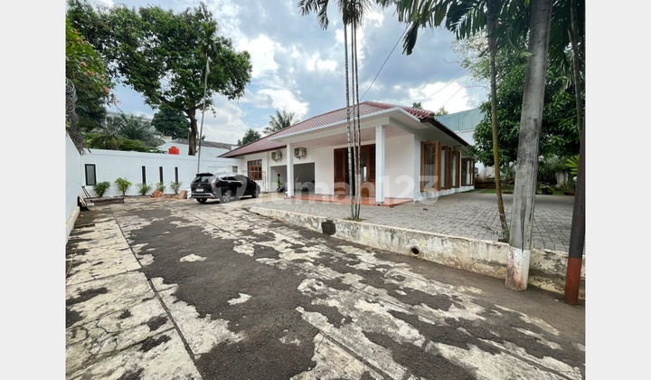 Stylish Living in Kemang Prime Location – Lavish 4BR House with Private Pool & Big Garden 2