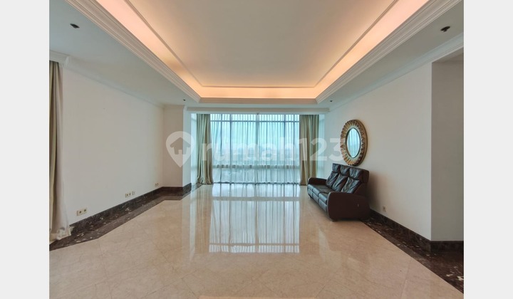 Apartemen Tema Bali Indah dengan 3 Kamar Tidur Nyaman, Pemandangan ke LRT di Four Season Residence Apartemen Tema Bali Indah dengan 3 Kamar Tidur Nyaman, Pemandangan ke LRT di Four Season Residence